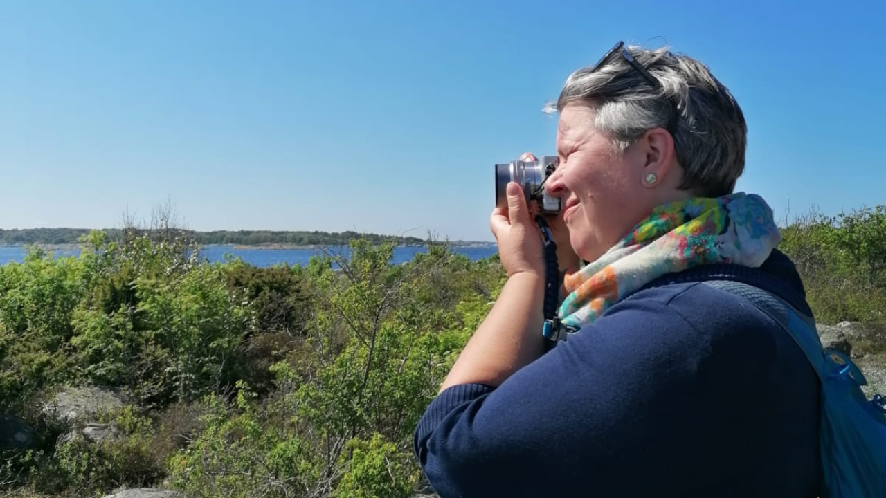 Alex with her camera, Credits: Deborah Buchinger